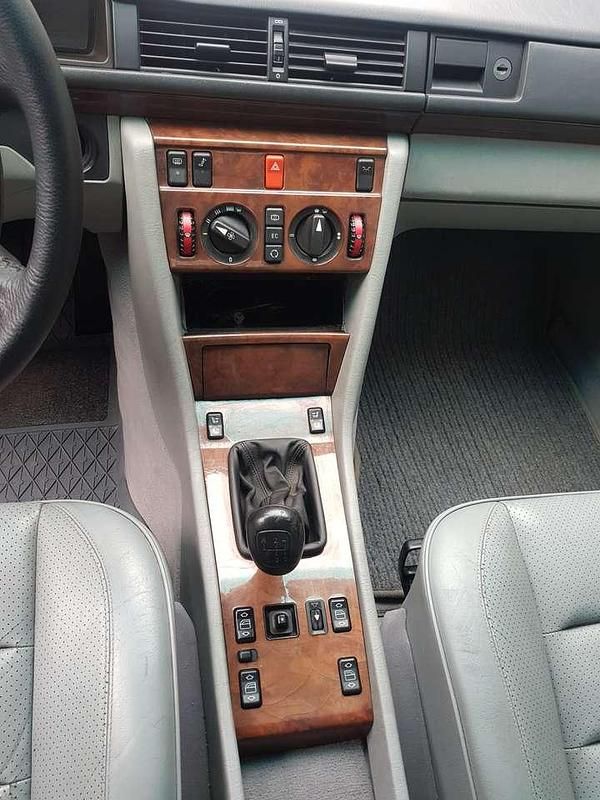 Gebraucht Mercedes E300 Sportline 220 PS (161 kW) 1991 Schwarz Limousine