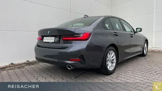 Używany BMW 320 Advantage 190 KM (139 kW) 2022 Szary Sedan/Limuzyna