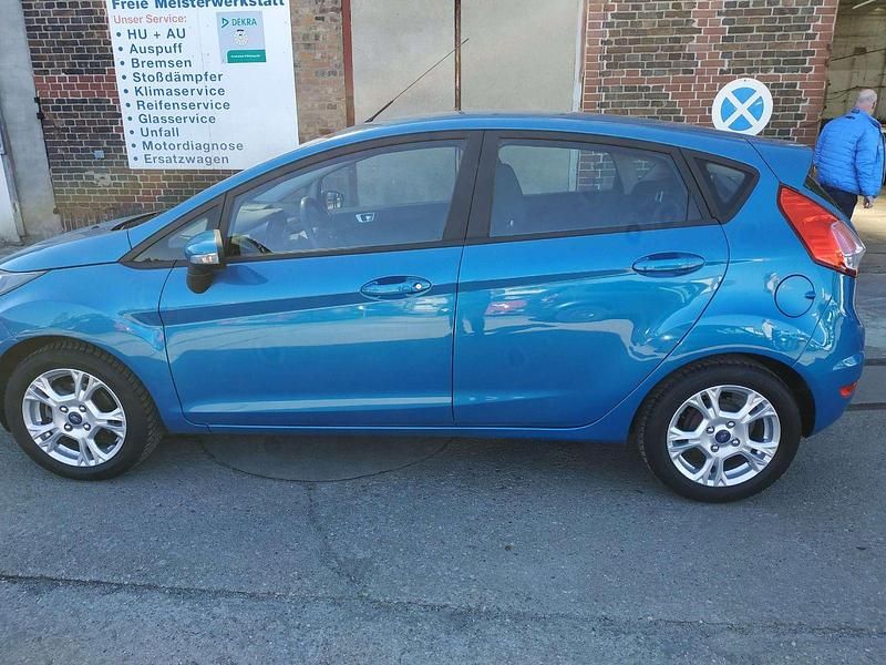 Gebraucht Ford Fiesta 80 PS (58 kW) 2013 Blau Kleinwagen