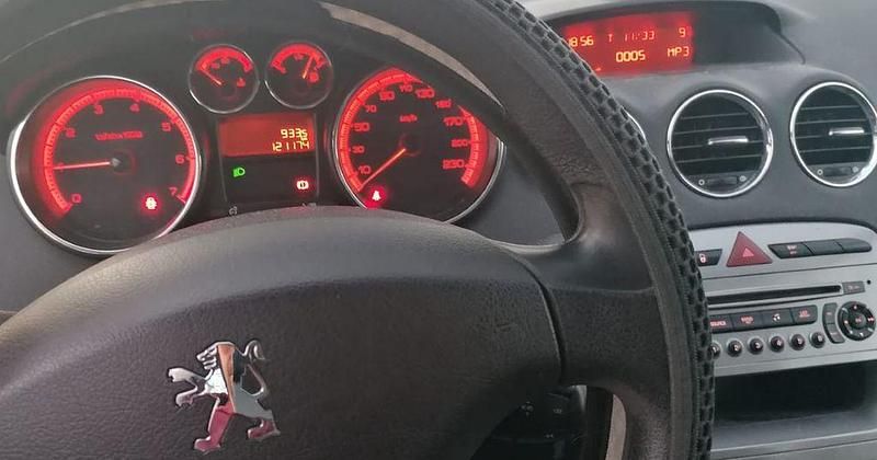 Weiß Gebraucht 2010 Peugeot 308 Limousine | 3.199 € (Fairer Preis) - Bild 1/4