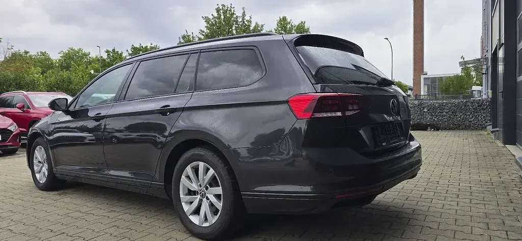 Gebraucht VW Passat Basis 122 PS (89 kW) 2023 Grau Kombi