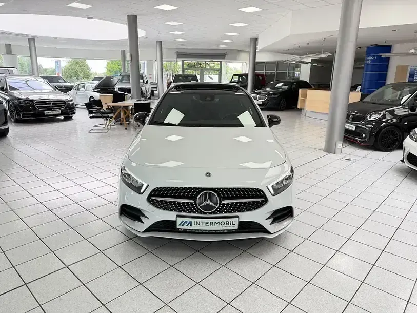Gebraucht Mercedes A200 AMG 163 PS (119 kW) 2023 Digitalweiss  metalliclack Limousine