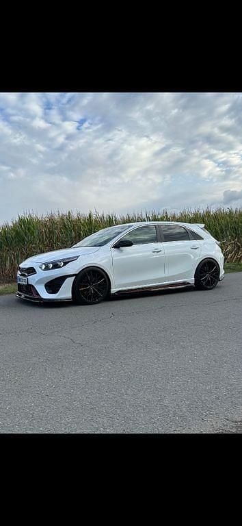 Weiß Gebraucht 2023 Kia Ceed GT Limousine | 34.000 € (Teuer) - Bild 1/4
