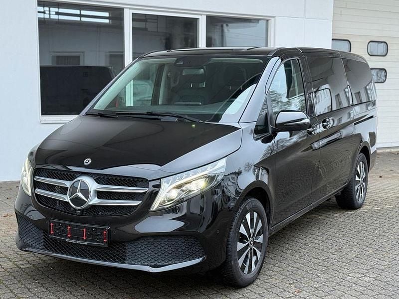 Schwarz Gebraucht 2024 Mercedes V220 Avantgarde Van / Kleinbus | 48.880 € (Superpreis) - Bild 1/4