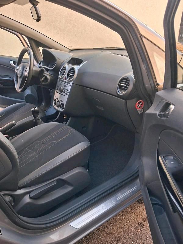 Gebraucht Opel Corsa Edition 85 PS (62 kW) 2012 Silber Kleinwagen