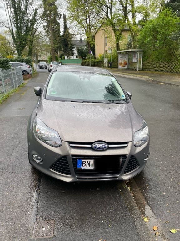 Braun Gebraucht 2014 Ford Focus Titanium Limousine | 8.000 € (Etwas zu teuer) - Bild 1/4