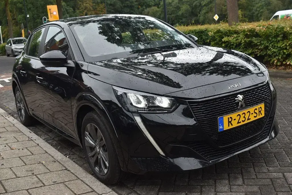 Gebraucht Peugeot e-208 Active 100 kW (136 PS) 2022 Schwarz Kleinwagen