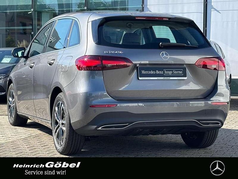 Gebraucht Mercedes E250 Progressive 163 PS (119 kW) 2024 Lack mountaingrau Limousine