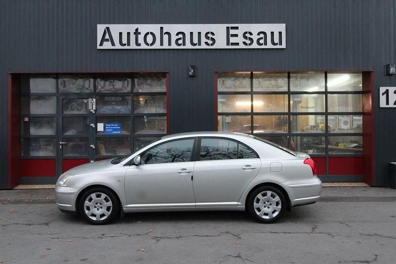 Gebraucht Toyota Avensis 129 PS (94 kW) 2003 Silver metallic (metallic) Kleinwagen
