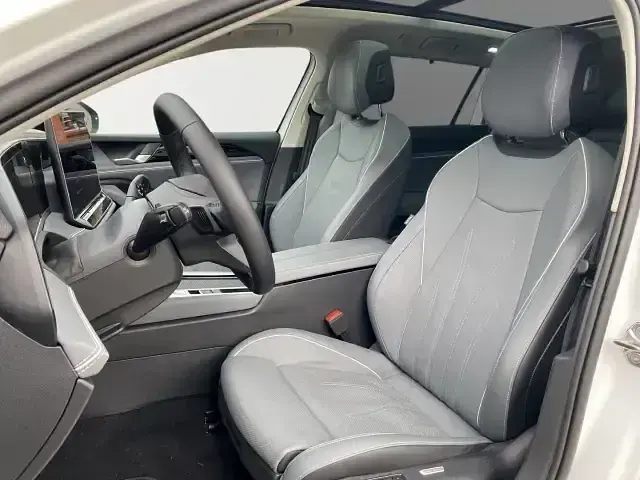 Gebraucht VW Passat Elegance 150 PS (110 kW) 2024 Pure white Kombi
