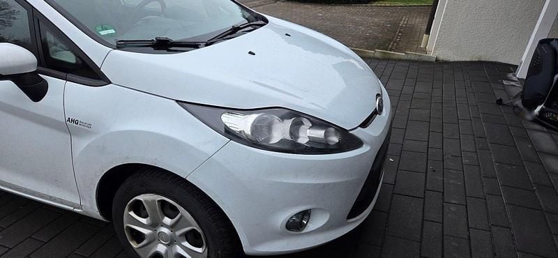 Gebraucht Ford Fiesta 74 PS (54 kW) 2012 Weiß Kleinwagen