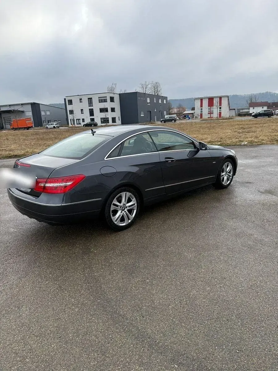 Gebraucht Mercedes E250 Elegance 204 PS (150 kW) 2010 Grau Coupé