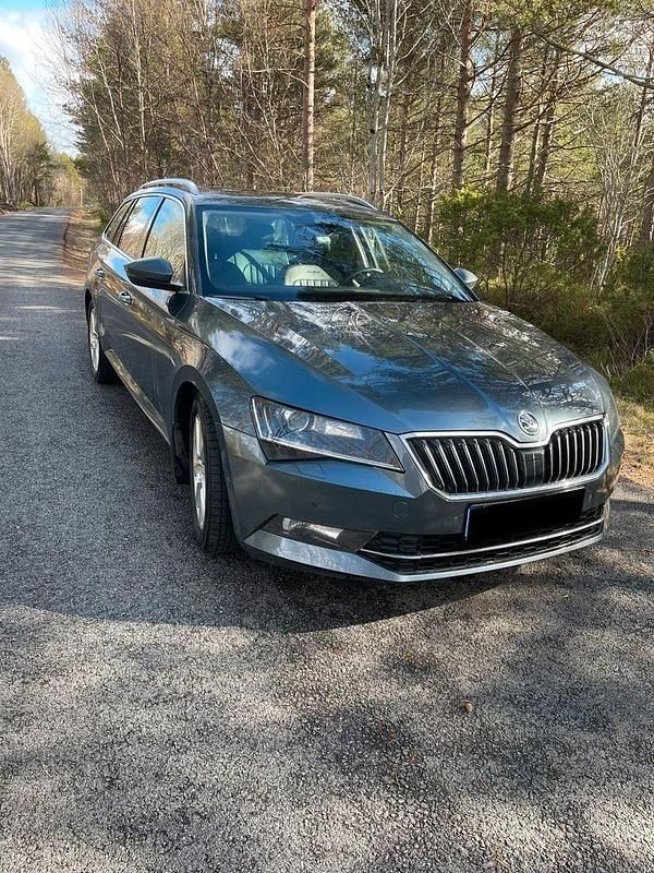 Grau Gebraucht 2017 Skoda Superb LAURIN & KLEMENT Kombi | 13.980 € (Guter Preis) - Bild 1/4