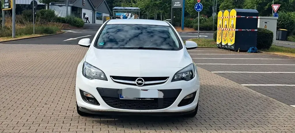 Gebraucht Opel Astra Selection 116 PS (85 kW) 2015 Schwarz Limousine
