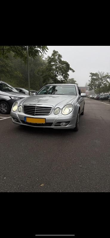 Grau Gebraucht 2009 Mercedes E220 Limousine | 6.799 € (Guter Preis) - Bild 1/4