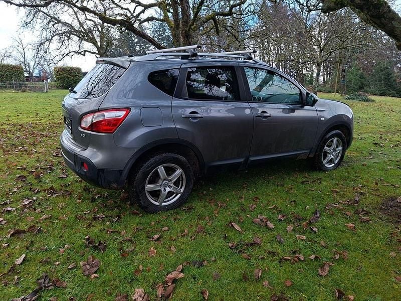Grau Gebraucht 2012 Nissan Qashqai Acenta SUV | 8.000 € (Etwas zu teuer) - Bild 1/4