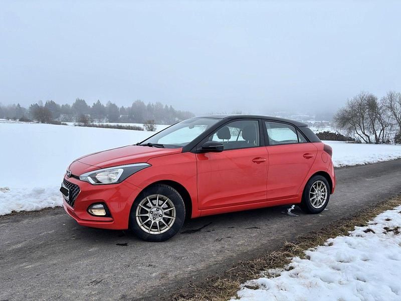 Gebraucht Hyundai i20 101 PS (74 kW) 2019 Rot Kleinwagen