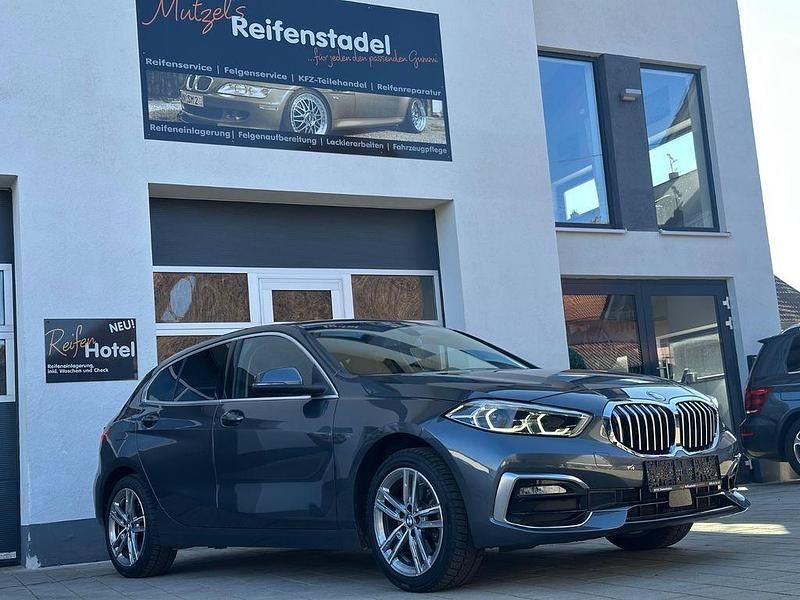 Grau Gebraucht 2021 BMW 116 Luxury Line Kleinwagen | 19.990 € (Fairer Preis) - Bild 1/4