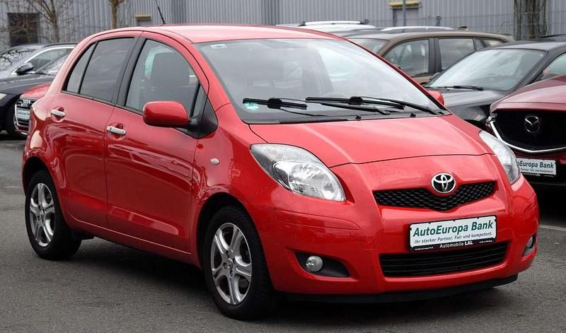 Gebraucht Toyota Yaris Edition 99 PS (72 kW) 2011 Rot Kleinwagen