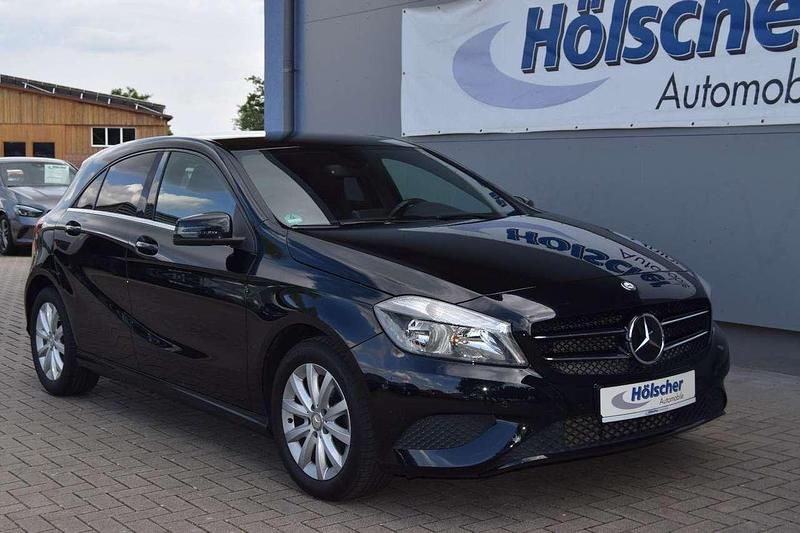 Schwarz Gebraucht 2015 Mercedes A180 Style Limousine | 16.950 € (Fairer Preis) - Bild 1/4