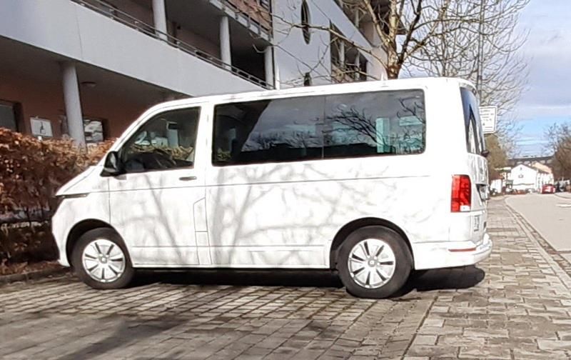 Weiß Gebraucht 2020 VW Multivan Van / Kleinbus | 49.900 € (Etwas zu teuer) - Bild 1/4
