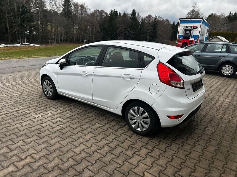 Gebraucht Ford Fiesta Titanium 101 PS (74 kW) 2014 Weiß Kleinwagen