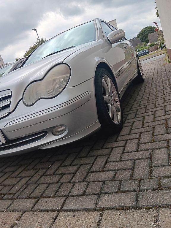 Silber Gebraucht 2001 Mercedes 240 Limousine | 2.400 € - Bild 1/4