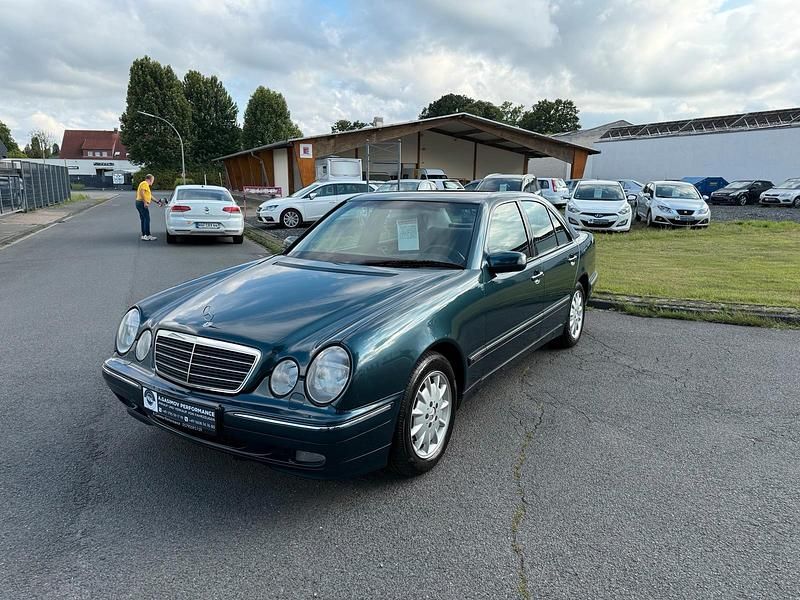 Blau Gebraucht 2001 Mercedes E270 Limousine | 7.498 € - Bild 1/4