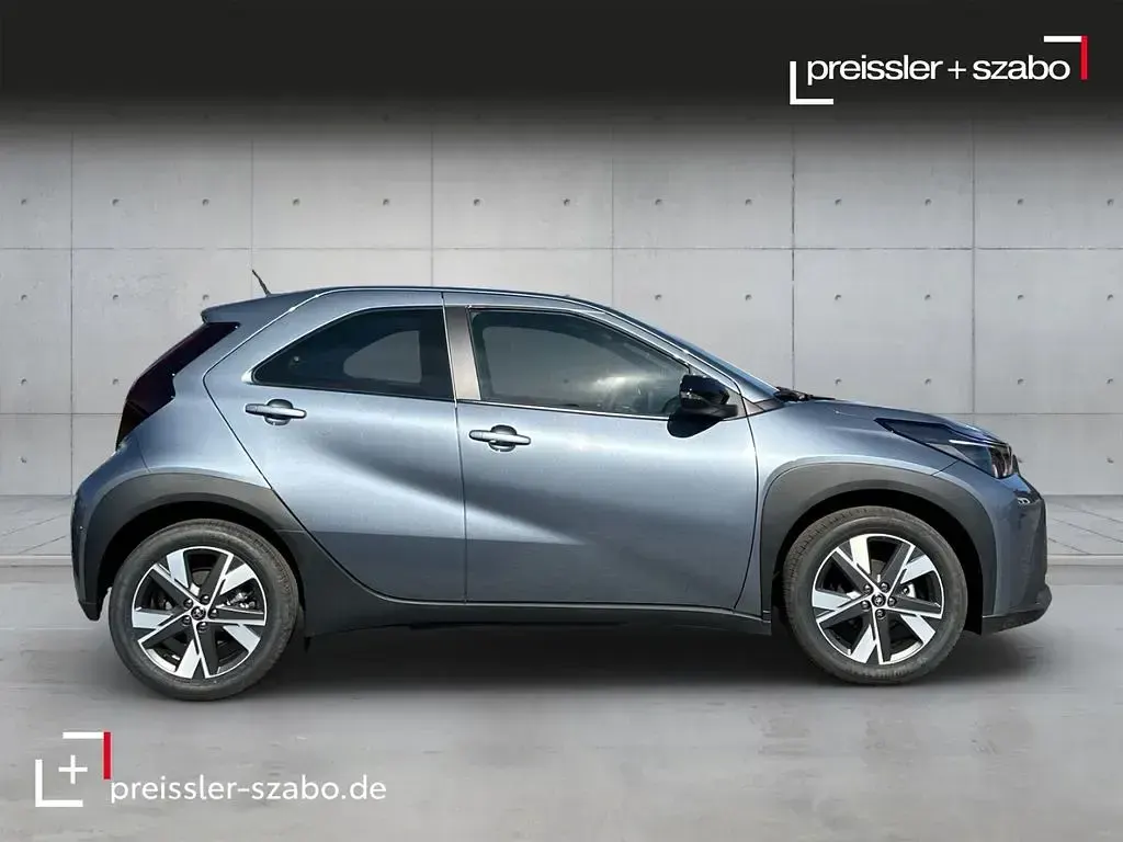 Neu Toyota Aygo X Active 117 PS (86 kW) 2026 Grau SUV