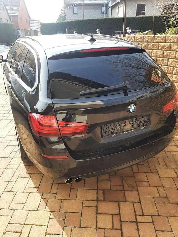 Schwarz Gebraucht 2014 BMW 530 Luxury Line Kombi | 15.750 € (Teuer) - Bild 1/4