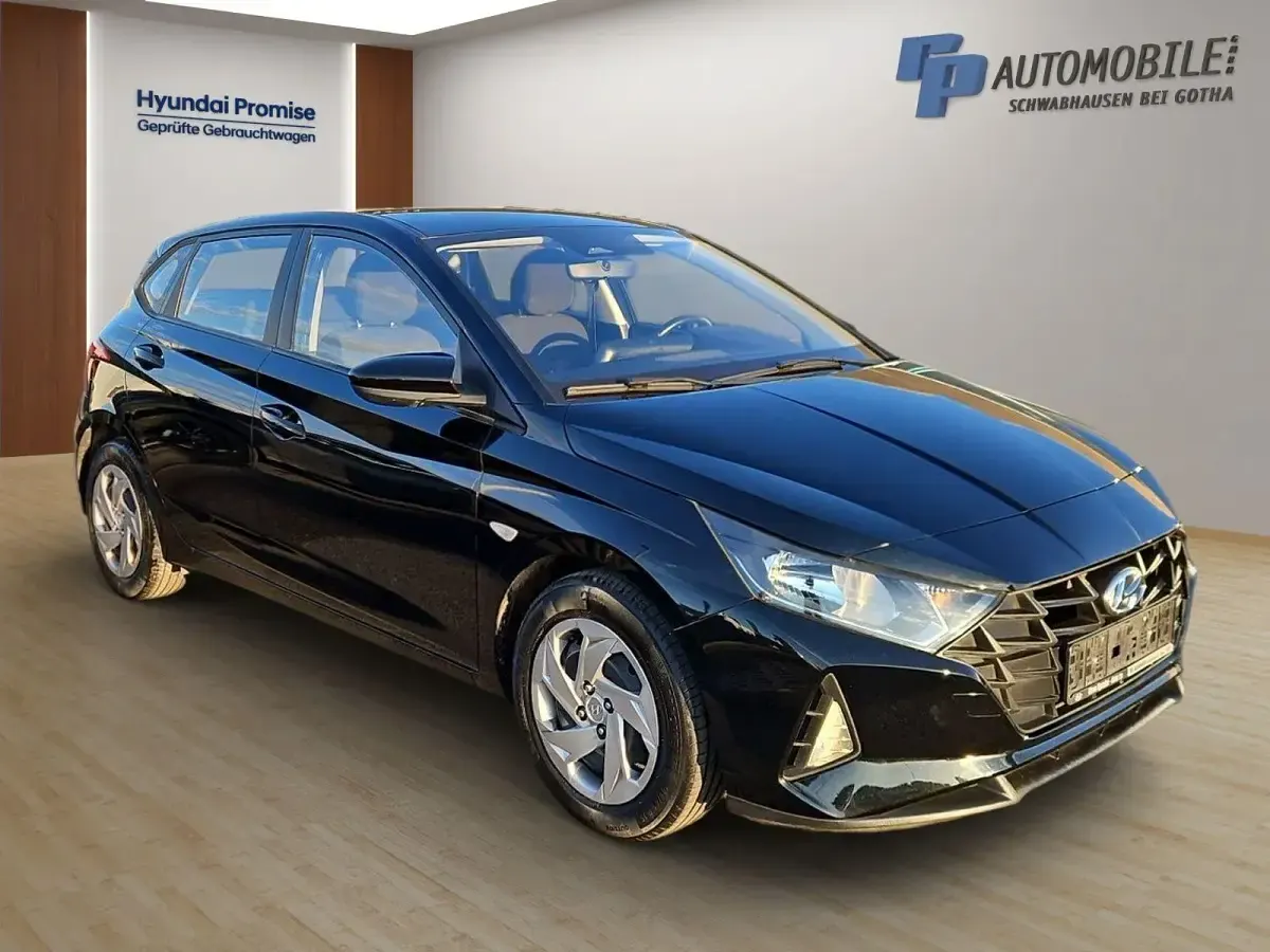 Gebraucht Hyundai i20 Pure 84 PS (61 kW) 2020 Schwarz Kleinwagen