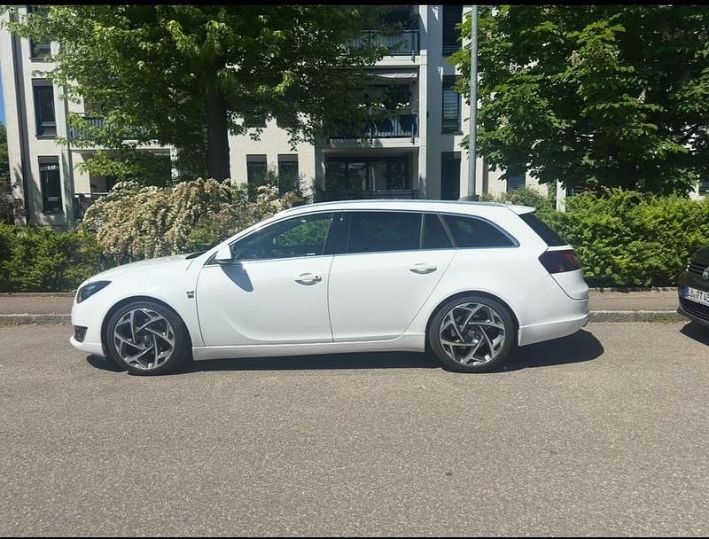 Weiß Gebraucht 2016 Opel Insignia Edition Kombi | 10.500 € (Fairer Preis) - Bild 1/4