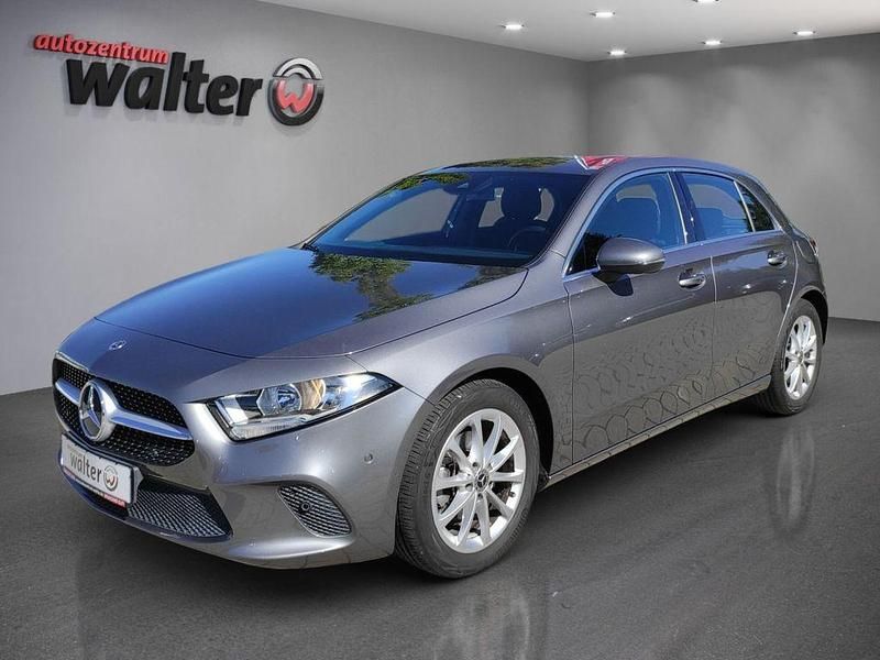 Grau Gebraucht 2020 Mercedes A180 Business Limousine | 22.990 € (Fairer Preis) - Bild 1/4