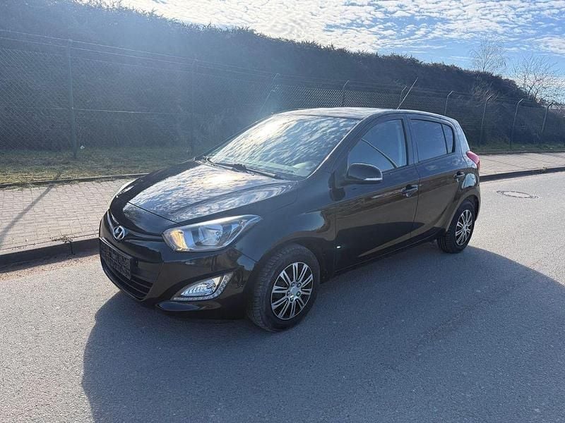 Gebraucht Hyundai i20 Edition 101 PS (74 kW) 2013 Schwarz Kleinwagen