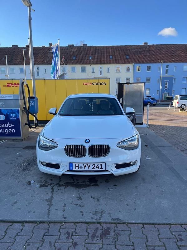 Weiß Gebraucht 2012 BMW 116 Urban Line Kleinwagen | 8.500 € (Fairer Preis) - Bild 1/4