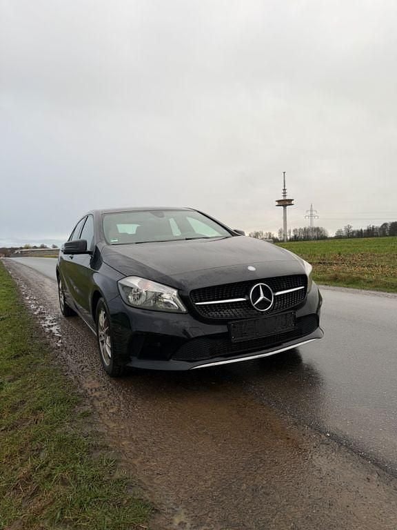 Gebraucht Mercedes A180 Edition 122 PS (89 kW) 2015 Schwarz Limousine