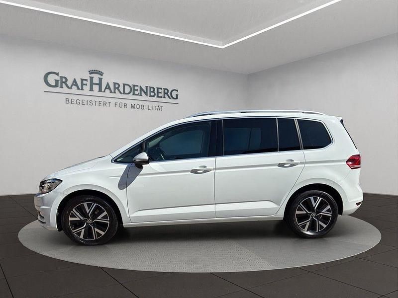 Gebraucht VW Touran Highline 150 PS (110 kW) 2022 Weiß Van / Kleinbus