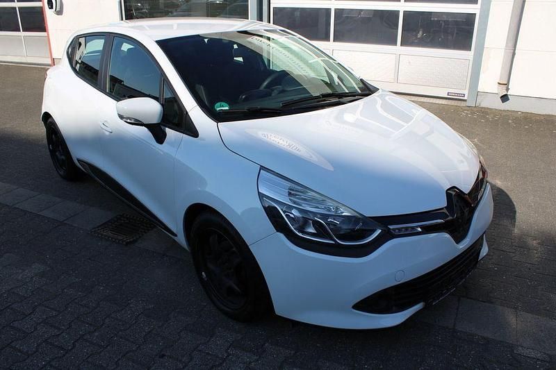 Weiss (metallic) Gebraucht 2015 Renault Clio IV Dynamique Limousine | 4.999 € (Guter Preis) - Bild 1/4
