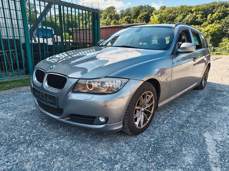 Grau Gebraucht 2011 BMW 320 Limousine | 5.499 € (Guter Preis) - Bild 1/4