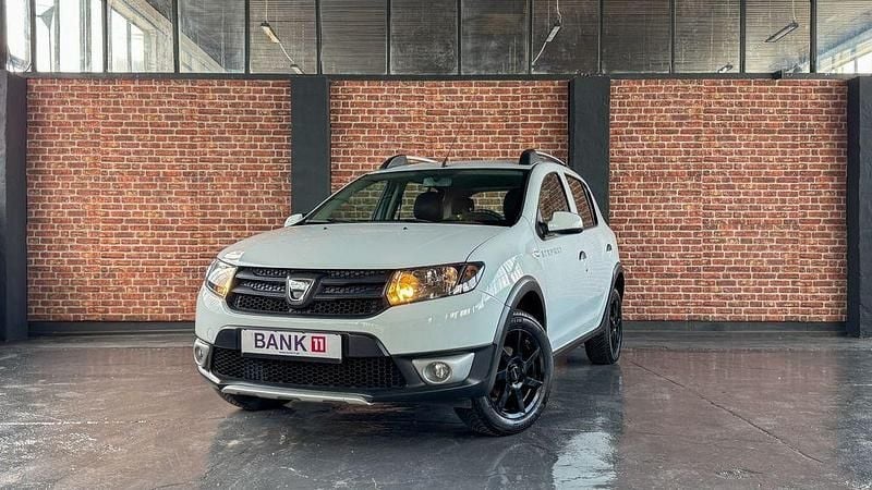 Weiß Gebraucht 2015 Dacia Sandero Stepway Ambiance Kleinwagen | 4.599 € (Fairer Preis) - Bild 1/4