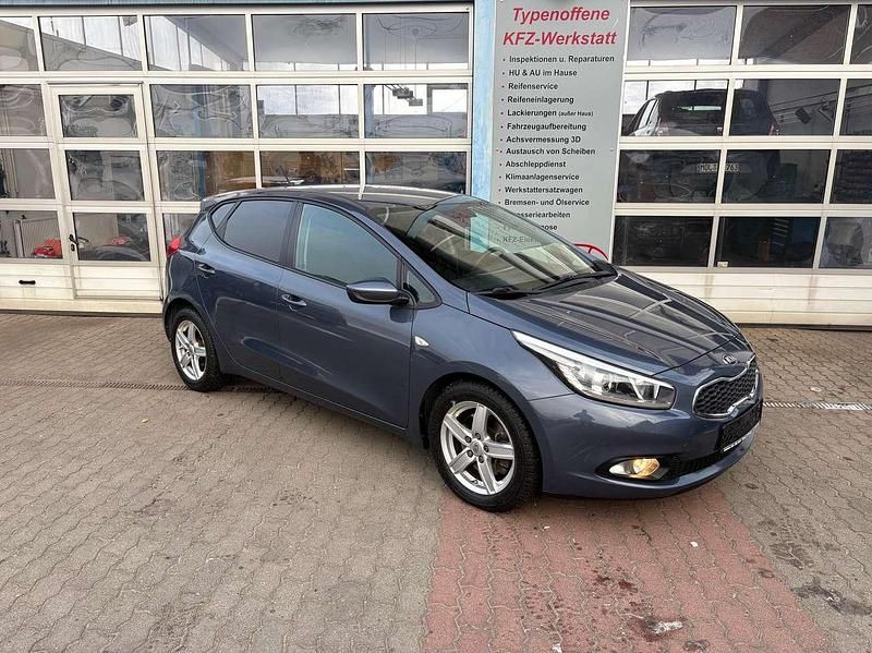 Blau Gebraucht 2015 Kia Ceed Kleinwagen | 9.950 € (Fairer Preis) - Bild 1/4
