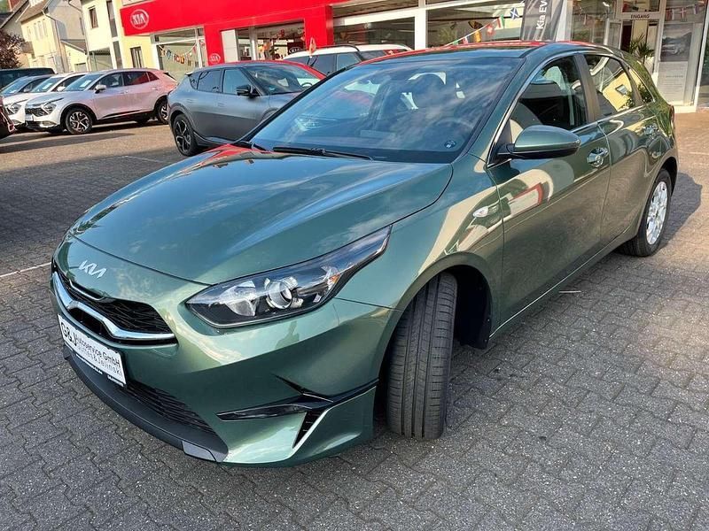 Grün Gebraucht 2025 Kia Ceed Vision Limousine | 21.690 € - Bild 1/4