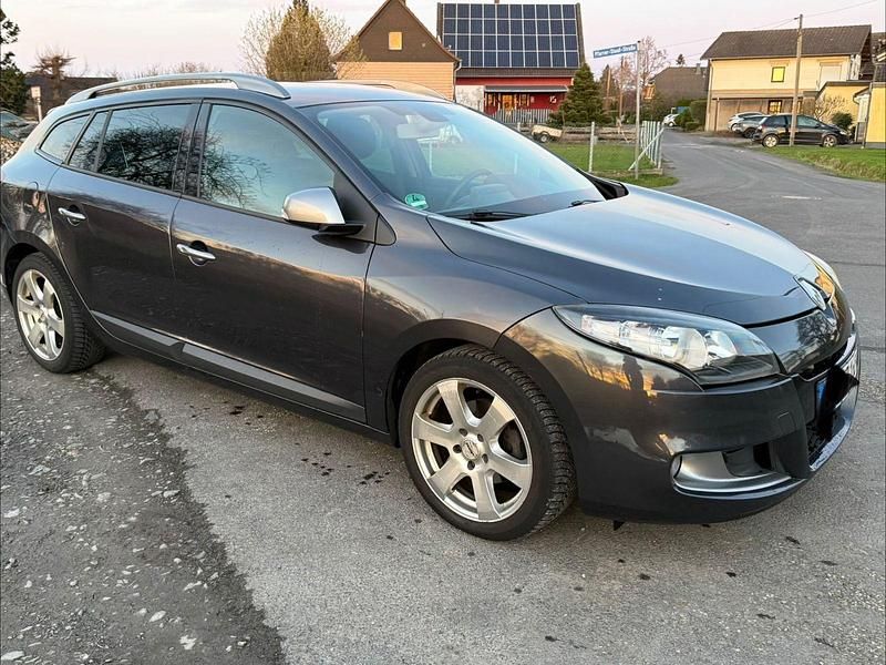 Gebraucht Renault Mégane GrandTour Dynamique 131 PS (96 kW) 2012 Grau Kombi