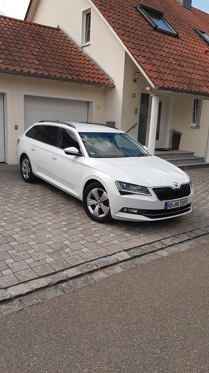 Weiß Gebraucht 2016 Skoda Superb Kombi | 14.100 € (Fairer Preis) - Bild 1/4
