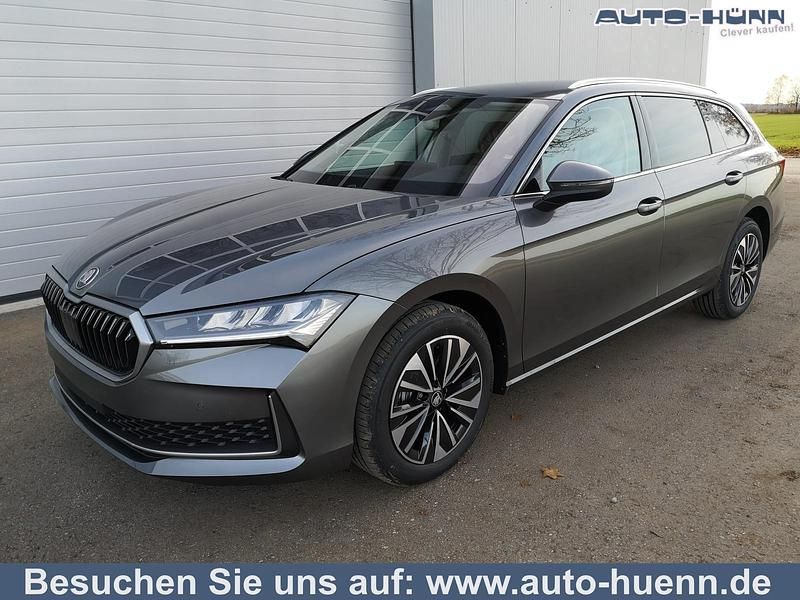 Graphitgrau metallic Neu 2025 Skoda Superb Selection Kombi | 46.490 € (Guter Preis) - Bild 1/3