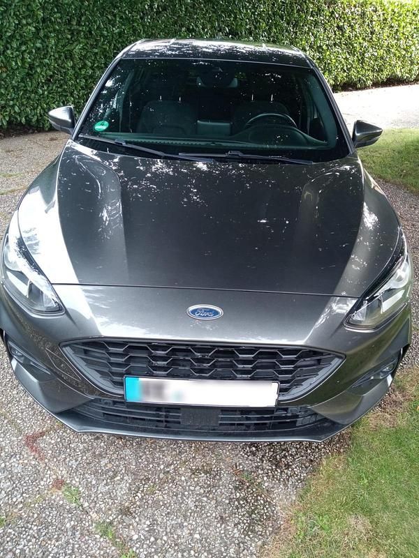 Grau Gebraucht 2019 Ford Focus ST-Line Limousine | 13.750 € (Superpreis) - Bild 1/4