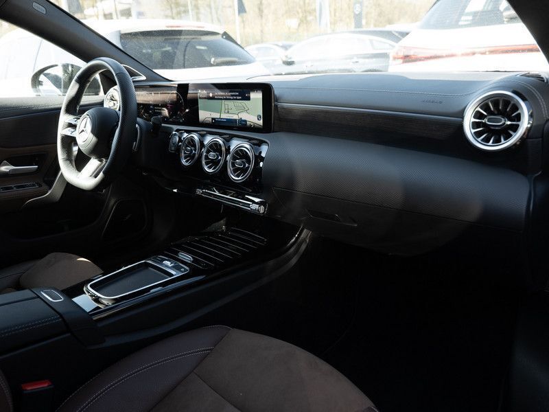 Gebraucht Mercedes CLA200 AMG 163 PS (119 kW) 2024 Unilack nachtschwarz Coupé
