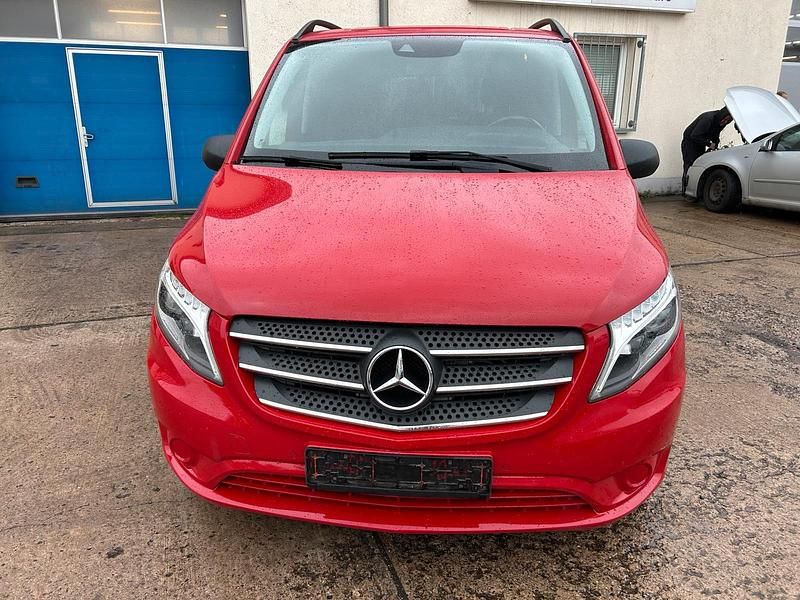 Rot Gebraucht 2016 Mercedes Vito Van / Kleinbus | 17.900 € - Bild 1/4