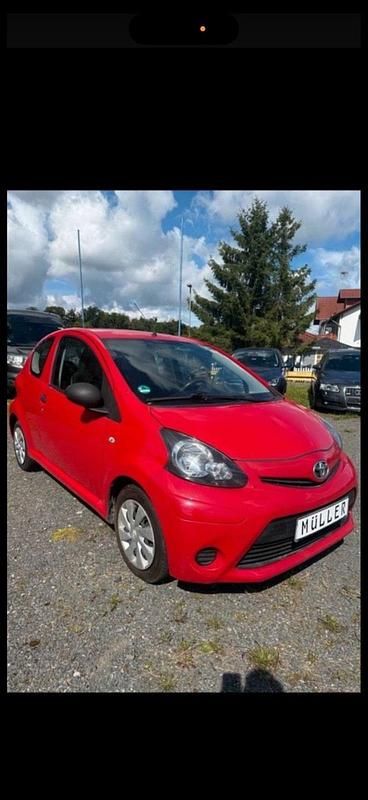 Gebraucht Toyota Aygo Basis 68 PS (50 kW) 2014 Rot Kleinwagen