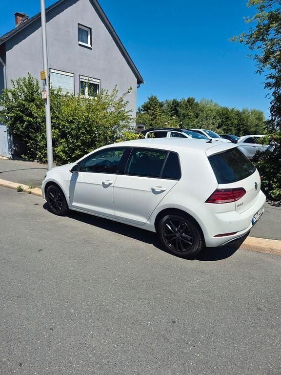 Weiß Gebraucht 2017 VW Golf VII Trendline Limousine | 9.900 € (Superpreis) - Bild 1/4